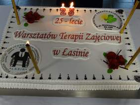 Pokaż zdjęcie: Po części oficjalnej przeniesiono się do siedziby Warsztatu, gdzie na gości czekał smaczny poczęstunek i okolicznościowy tort