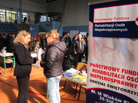 Pokaż zdjęcie: Pracownik_Oddzia_u_udziela_informacji_nt__mo_liwych_form_wsparcia_zatrudnienia_os_b_niepe_nosprawnych.JPG