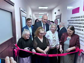 Pokaż zdjęcie: Pensjonariuszki przecinają wstęgę.( fot. U Marszałkowski)