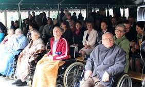 Pokaż zdjęcie: Uczestnicy obchodów XV-lecia Domu Pomocy Społecznej w Pile