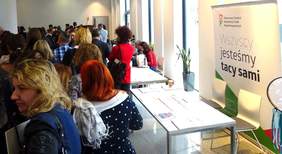 Pokaż zdjęcie: Stoisko informacyjne Oddziału Wielkopolskiego PFRON w ramach Forum