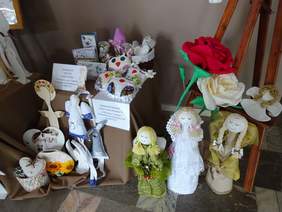 Pokaż zdjęcie: Wystawa prac uczestników warsztatów terapii zajęciowej towarzysząca XV Powiatowemu Dniu Godności Osoby Niepełnosprawnej w Ujściu