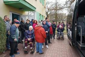 Pokaż zdjęcie: Uroczystość przekazania busa dla podopiecznych Środowiskowego Domu Samopomocy „Tulipan” w Kaliszu