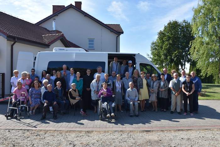 Pokaż zdjęcie: Uroczyste przekazanie dofinansowanego ze środków PFRON autobusu dla podopiecznych Środowiskowego Domu Samopomocy w Liskowie