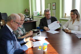 Pokaż zdjęcie: Podpisanie umowy