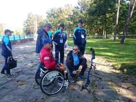 Pokaż zdjęcie: Wojciech Piotrowski udziela wskazówek ze strzelania z łuku Dyrektorowi Oddziału Świętokrzyskiego PFRON Andrzejowi Michalskiemu