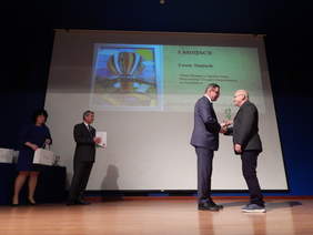 Pokaż zdjęcie: Wręczenie nagrody w kategorii malarstwo i witraż