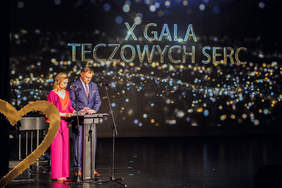 Pokaż zdjęcie: Prowadzący wydarzenie w trakcie zapowiedzi kolejnych wykonawców