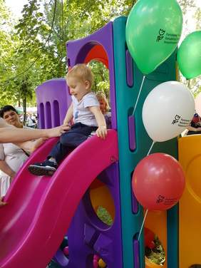 Dziecko na zjeżdżalni. 