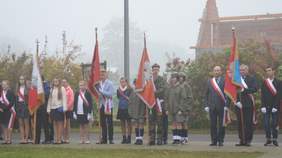 Pokaż zdjęcie:  uroczysty apel na placu  przed budynkiem