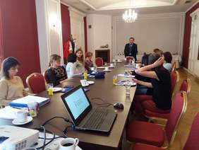 Pokaż zdjęcie: Pan Łukasz Żmuda - dyrektor Oddziału Opolskiego PFRON otwiera spotkanie informacyjne dlaopolskich realizatorów programu Aktywny Samorząd