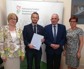 Pokaż zdjęcie: Podpisanie umowy z Powiatem Wadowickim