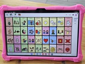 sprzęt elektroniczny, mówik w różowej obudowie