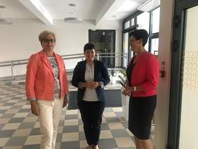 Pokaż zdjęcie: Dyrektor Marta Mordarska wraz z Wiceminister Zdrowia Józefą Szczurek-Żelazko podczas wizyty w hotelu „Słoneczne Wzgórze”, prowadzonym przez osoby z niepełnosprawnością