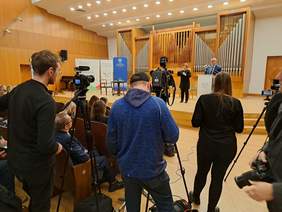 Media obecne podczas forum, w tle Minister Paweł Wdówik i tłumacz języka migowego