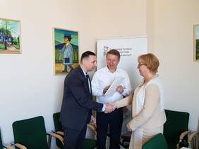 Pokaż zdjęcie: Podpisywanie umowy w ramach "Programu Wyrównywania Różnic Między Regionami III"- Marta Mordarska, Dyrektor Małopolskiego Oddziału PFRON z Przedstawicielami Powiatu Myślenickiego