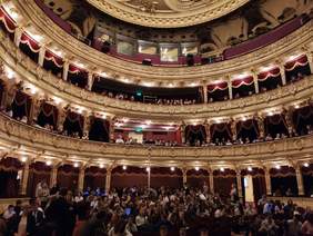 Pokaż zdjęcie: Teatr im.J.Słowackiego wypełniłniony widzami  spektaklu "Kwiat Paproci"