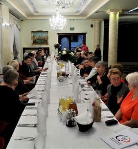 Pokaż zdjęcie: Przy wspólnym stole