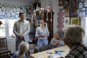 Pokaż zdjęcie: panie robią na drutach