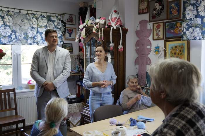 Pokaż zdjęcie: panie robią na drutach