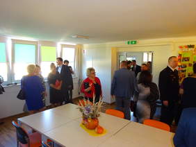 Pokaż zdjęcie: Zaproszeni goście zwiedzają świetlicę