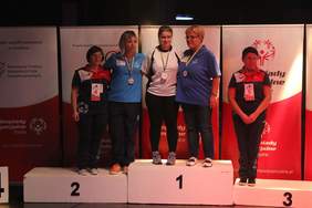 Pokaż zdjęcie: Zawodnicy Turnieju Bowlingowego z medalami