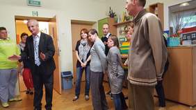 Pokaż zdjęcie: oficjalne otwarcie nowo utworzonego mieszkania treningowego - goście i podopieczni Stowarzyszenia