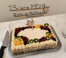 Pokaż zdjęcie: Tort urodzinowy z napisem 25 lat PSONI w Policach