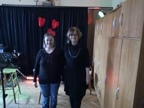 Pokaż zdjęcie: Dyrektor Oddziału Aleksandra Gierej z laureatką konkursu plastycznego Karoliną Żuk