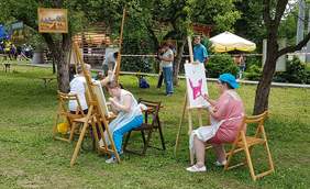 Pokaż zdjęcie: Uczestnicy pleneru malarskiego w Konarach