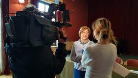 Pokaż zdjęcie: Marta Mordarska, Dyrektor Małopolskiego Oddziału PFRON podczas wywiadu w MCK Sokół w Nowym Sączu