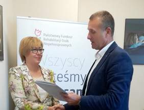 Pokaż zdjęcie: Marta Mordarska – dyrektor Oddziału Małopolskiego PFRON oraz Zbigniew Starzec-Starosta Oświęcimski