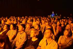 Pokaż zdjęcie: Grupa osób na widowni