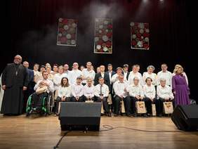 Pokaż zdjęcie: Uczestnicy oraz pracownicy ŚDS w Bielsku Podlaskim podczas wspólnego zdjęcia na scenie z okazji 30-lecia placówki.