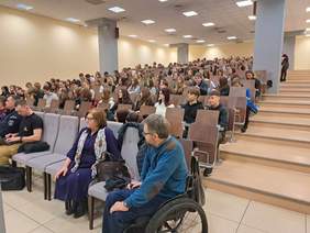 Zgromadzona na auli młodzież oraz - na pierwszym planie - Pan Krzysztof Kranz i Pani Aleksandra Gierej