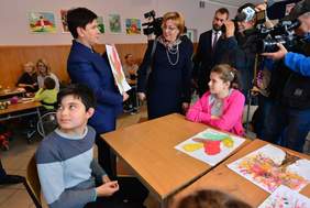 Pokaż zdjęcie: Premier Beata Szydło oraz dyrektor Marta Mordarska podczas spotkania z podopiecznych Specjalnego Ośrodka Szkolno – Wychowawczego przy ul. Broniewskiego w Nowym Sączu