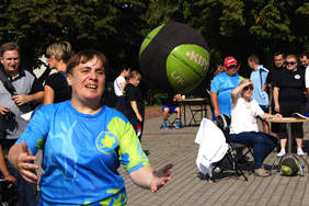 Pokaż zdjęcie: Jedna z zawodniczek w konkurencji rzutu piłką lekarską