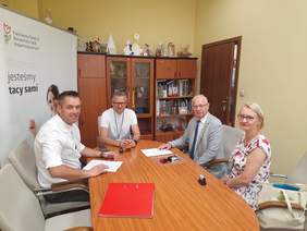 Pokaż zdjęcie: Podpisywanie umowy 