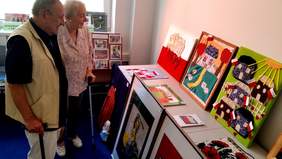 Pokaż zdjęcie: Oglądanie wystawy prac uczestników XVI edycji Konkursu Plastycznego PFRON przez mieszkańców Domu Pomocy Społecznej z Poznania