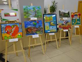 Pokaż zdjęcie: Wystawa prac plastycznych osób niepełnosprawnych w banku