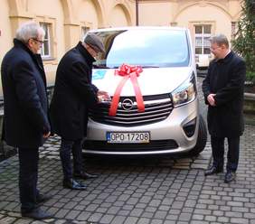 Pokaż zdjęcie: Uroszysty odbiór busa dla podopiecznych Domu Pomocy Społecznej w Prószkowie