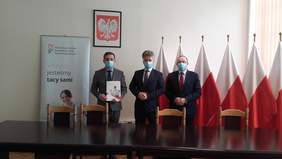 Pokaż zdjęcie: PFRON - podpisanie umów, wójt gminy  Bałtów, p. Hubert Żądło