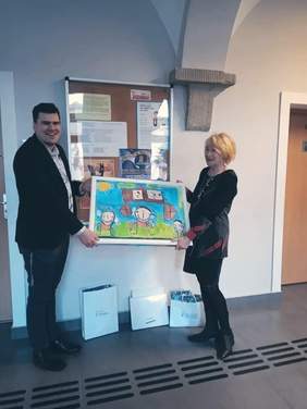 Pokaż zdjęcie: Dyrektor PFRON przekazał obrazy i upominki na wentę dobroczynną