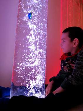 Pokaż zdjęcie: Uczestnik rehabilitacji w sali Sensira