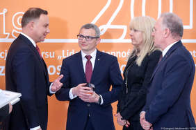 Pokaż zdjęcie: Pan Prezydent wręcza nagrodę w kategorii Obiekt mieszkalny/hotelowy przedstawicielom Domu Studenckiego „Hanka” UAM w Poznaniu 