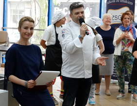 Pokaż zdjęcie: Prowadząca galę aktorka Joanna Brodzik i przewodniczący jury Jarosław Uściński