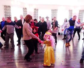 Piękna księżniczka i inni przebierańcy podczas zabawy