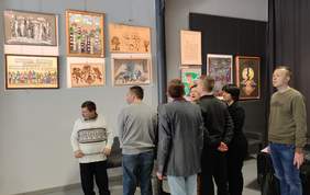 Pokaż zdjęcie: Grupa z PSONI na tle prac konkursowych