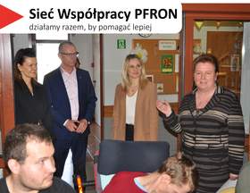 Grupa sześciu osób w pomieszczeniu. Na pierwszym planie widoczne są dwie postacie (mężczyzna z lewej i osoba w czerwonej bluzie), a cztery kolejne stoją w tle. W lewym górnym rogu umieszczono napis: „Sieć Współpracy PFRON – działamy razem, by pomagać lepiej”.