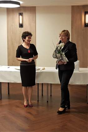 Pokaż zdjęcie: Od lewej: prezes Stowarzyszenia - Krystyna Kronenberger oraz dyrektor Marta Mordarska 